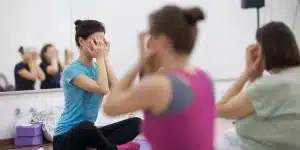 Lee más sobre el artículo Yoga facial: ¿en qué consiste, para qué sirve y cómo se practica?