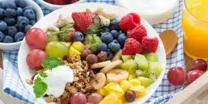 Lee más sobre el artículo Ensaladas de frutas: 4 recetas versátiles que te encantarán