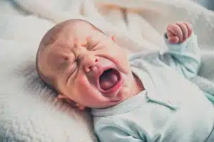 Lee más sobre el artículo Bebé con cólicos: guía práctica para padres primerizos