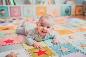 Lee más sobre el artículo Crecimiento por mes del bebé: hitos de 0 a 12 meses